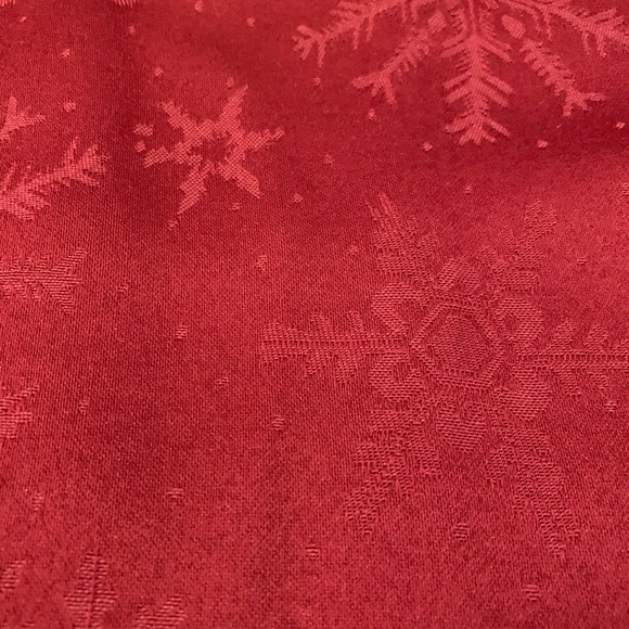 RL Set of 4 Red Snowflakes Print Napkins - Picture 5 of 7